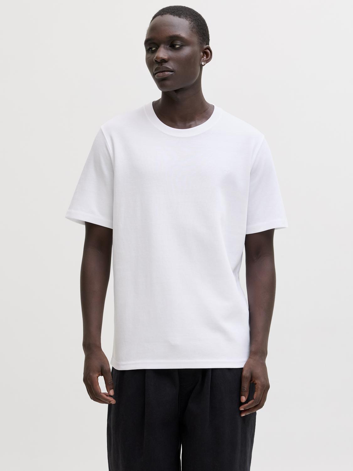 model_shot-front